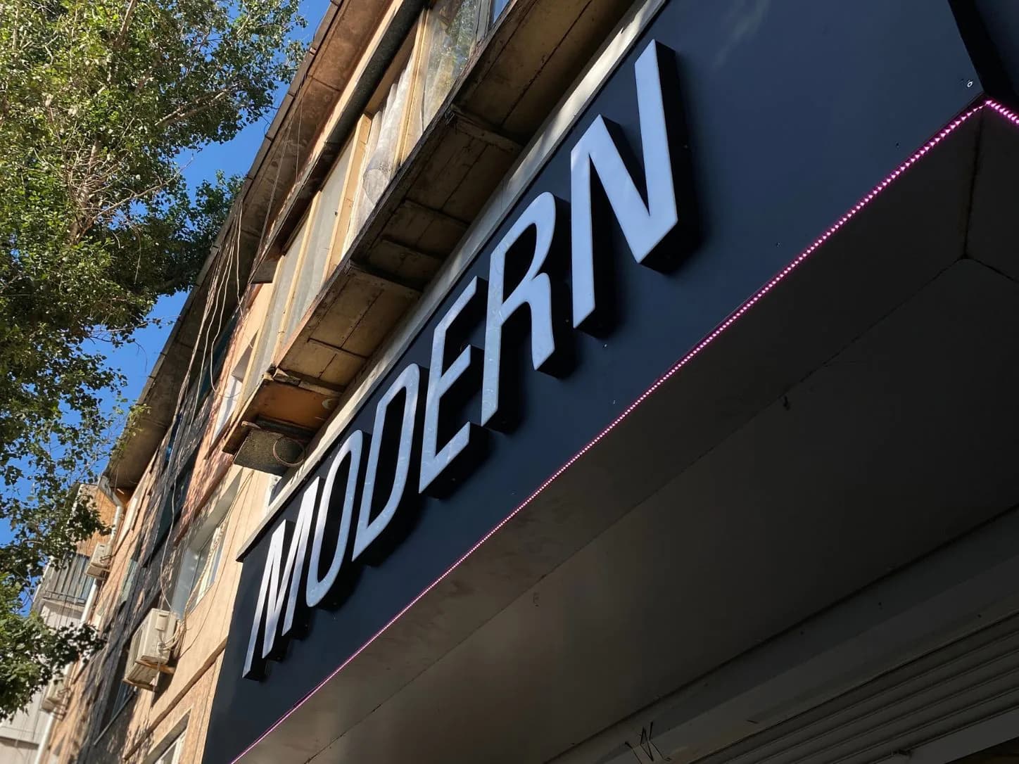 Боковий ракурс об’ємних літер MODERN на фасадній панелі