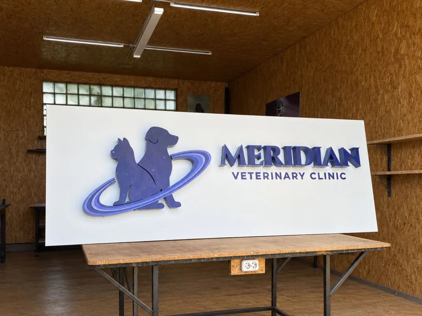 Загальний вигляд оформлення MERIDIAN Veterinary Clinic з об’ємним логотипом на світлій панелі